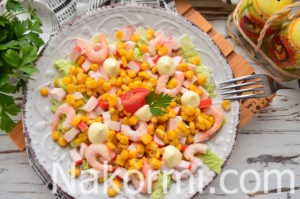 Салат с крабовыми палочками, кукурузой и креветками