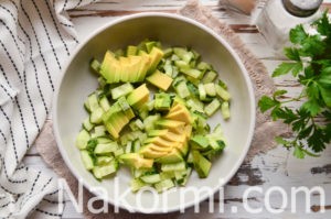 Салат с авокадо, креветками и огурцом