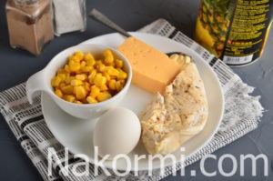 Салат с курицей, ананасом, кукурузой, сыром и яйцом