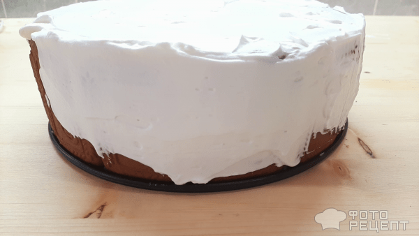 Рецепт: Торт без выпечки из шоколадного печенья - со взбитыми сливками
