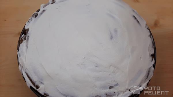 Рецепт: Торт без выпечки из шоколадного печенья - со взбитыми сливками