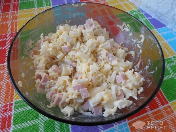 Рецепт: Салат из лапши быстрого приготовления - с колбасой