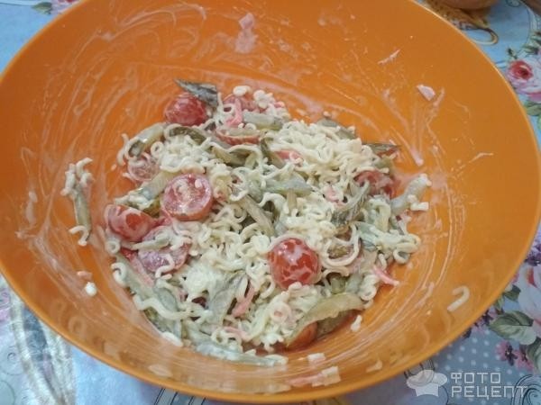 Рецепт: Салат из лапши быстрого приготовления - с маринованным огурцом, маринованным имбирем и помидорами