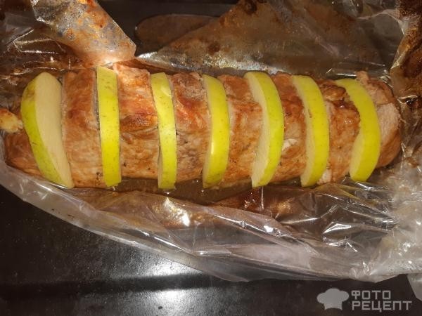 Рецепт: Мясо запеченное с яблоками - По домашнему