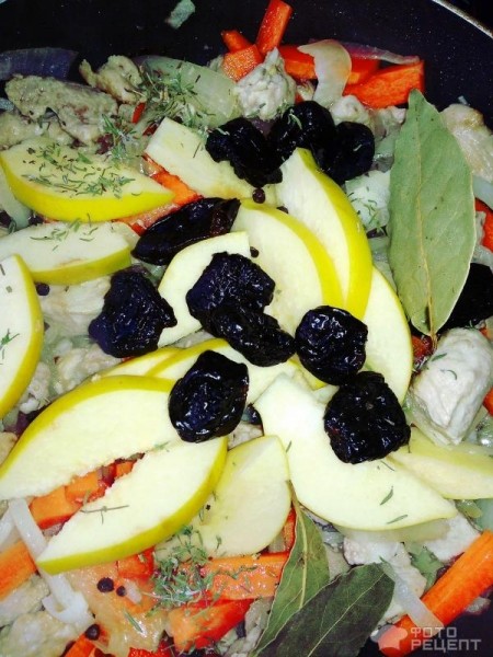 Рецепт: Свинина тушенная с айвой и черносливом - Сочная и ароматная