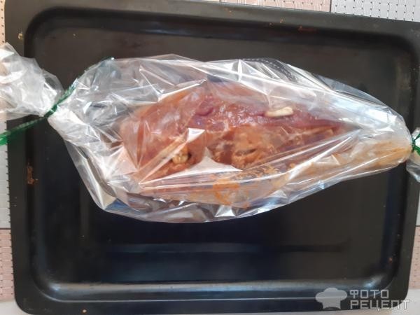 Рецепт: Мясо запеченное с яблоками - По домашнему