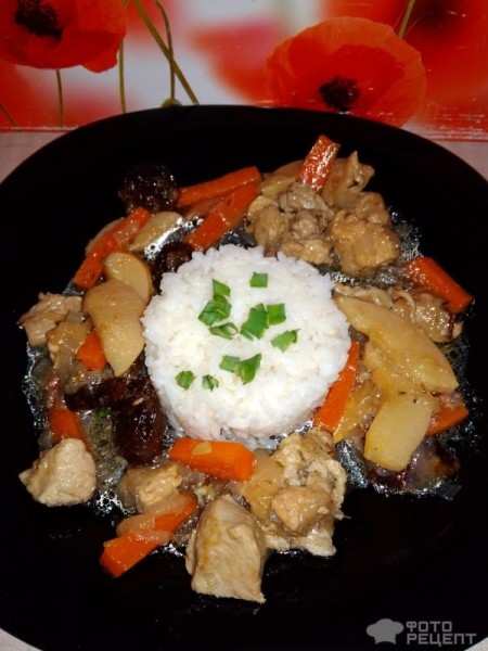 Рецепт: Свинина тушенная с айвой и черносливом - Сочная и ароматная