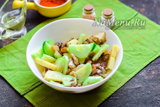 Салат с вешенками и огурцом