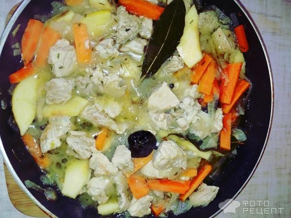 Рецепт: Свинина тушенная с айвой и черносливом - Сочная и ароматная