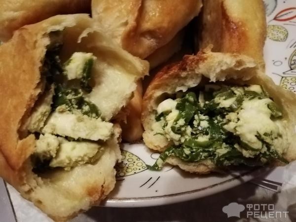 Рецепт: Пирожки с зеленым луком и яйцами - С хрустящей корочкой, но нежные внутри!