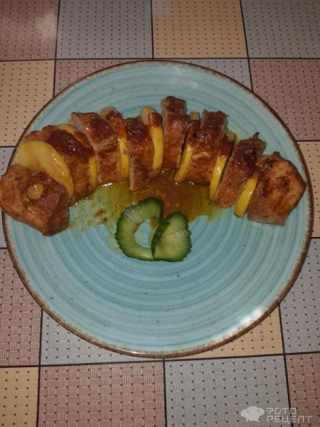 Рецепт: Мясо запеченное с яблоками - По домашнему