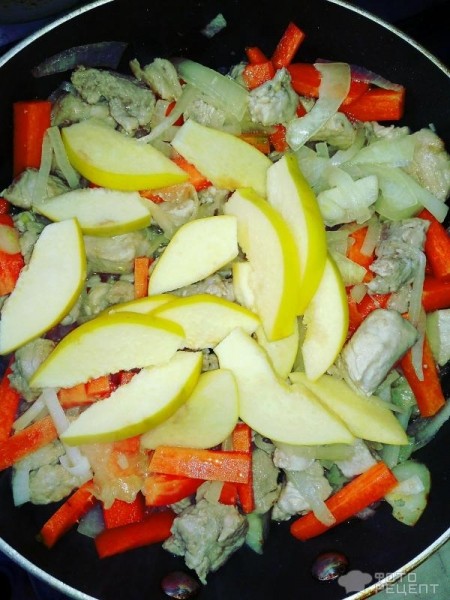 Рецепт: Свинина тушенная с айвой и черносливом - Сочная и ароматная