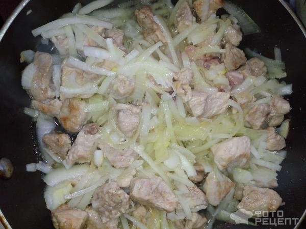 Рецепт: Свинина тушенная с айвой и черносливом - Сочная и ароматная