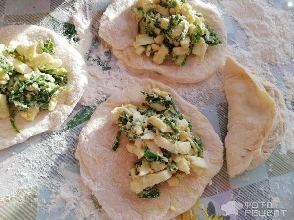 Рецепт: Пирожки с зеленым луком и яйцами - С хрустящей корочкой, но нежные внутри!