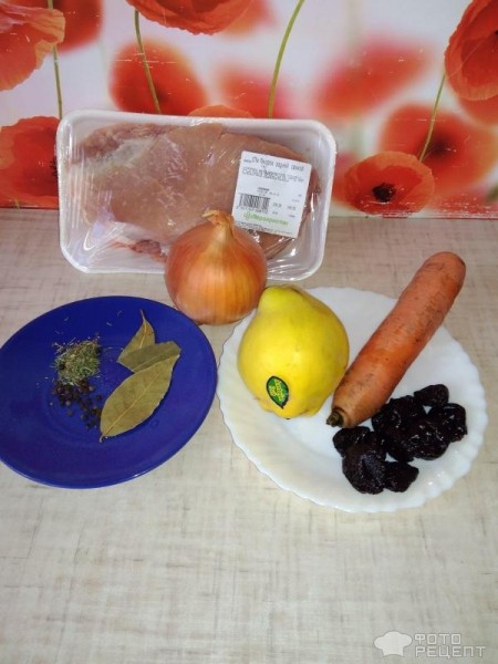 Рецепт: Свинина тушенная с айвой и черносливом - Сочная и ароматная