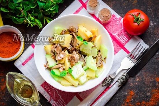 Салат с вешенками и огурцом