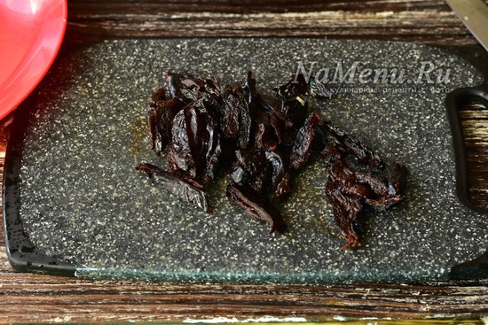 Салат "Бычок в огороде" с черносливом