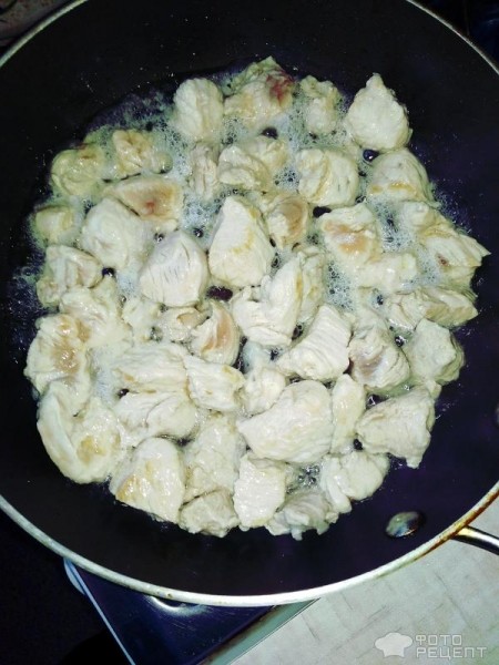 Рецепт: Свинина тушенная с айвой и черносливом - Сочная и ароматная