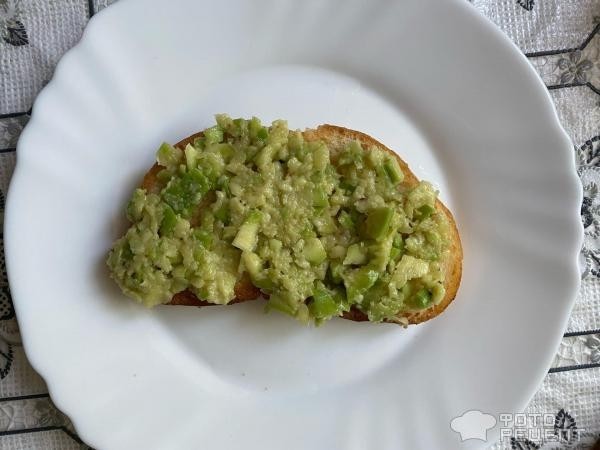 Рецепт: Бутерброд с авокадо и яйцо пашот - с перчиком