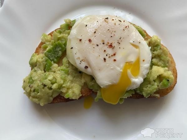 Рецепт: Бутерброд с авокадо и яйцо пашот - с перчиком
