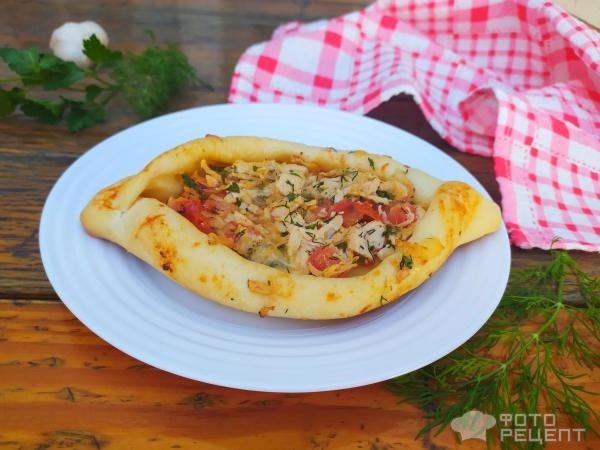 Рецепт: Пиде с мясом, сыром, зеленью и помидором - В духовке