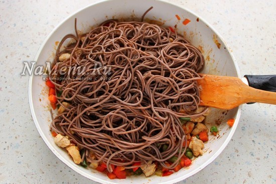 Гречневая лапша с курицей и овощами с соусом терияки