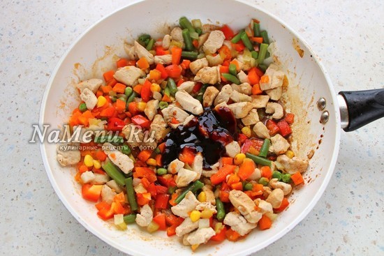 Гречневая лапша с курицей и овощами с соусом терияки