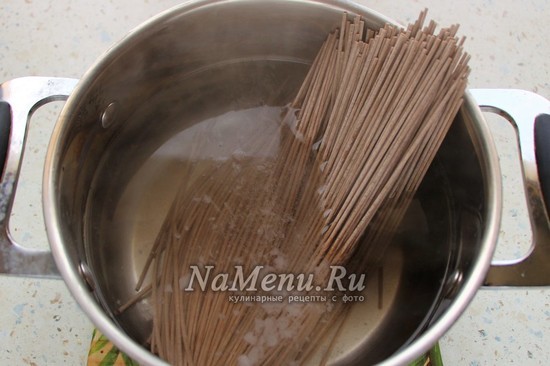 Гречневая лапша с курицей и овощами с соусом терияки