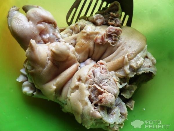 Рецепт: Холодец из свиных ножек - с зеленым луком
