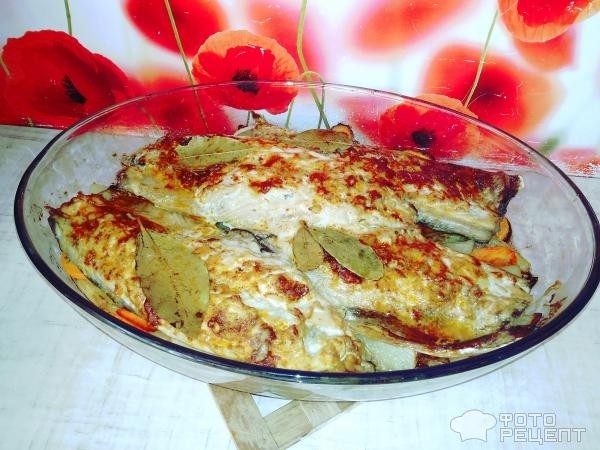 Рецепт: Запеченная скумбрия с гарниром из картофеля - Сочная и нежная на овощной подушке