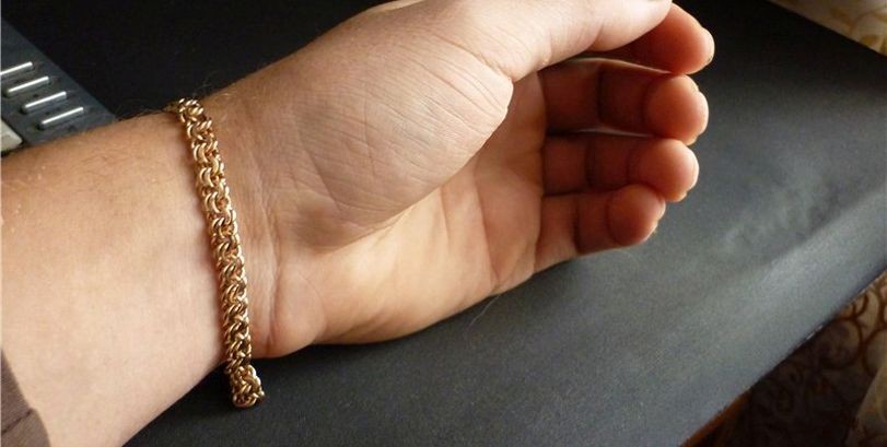 Как выглядит золотой браслет на руке