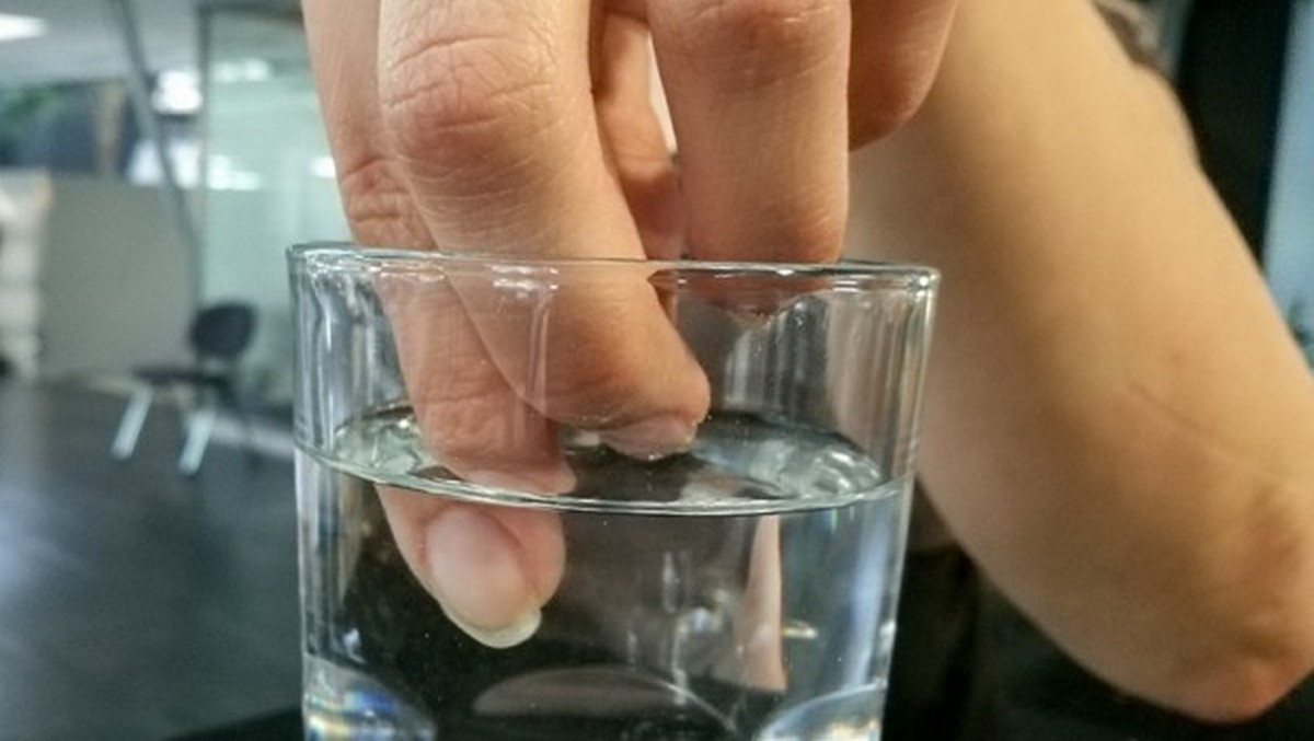 Палец в стакане с водой